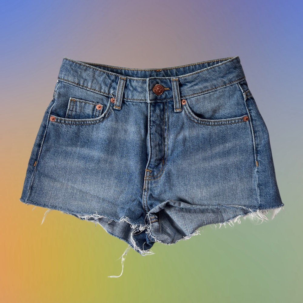GUC 🛝 H&M denim cutoff shorts in medium wash. SIZE 4